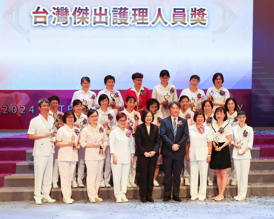 「113年國際護師節聯合慶祝大會」9日在台北國際會議中心舉行，總統蔡英文（前中）出席，並逐一頒發台灣傑出護理人員獎給得獎者。（圖／中央社）
