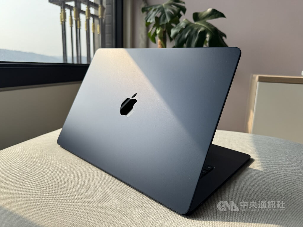 搭載蘋果M3自研晶片的MacBook Air筆記型電腦在台灣開賣後陸續到貨，更新版午夜色採用全新陽極處理密封技術，可以減少指紋。（圖／中央社）