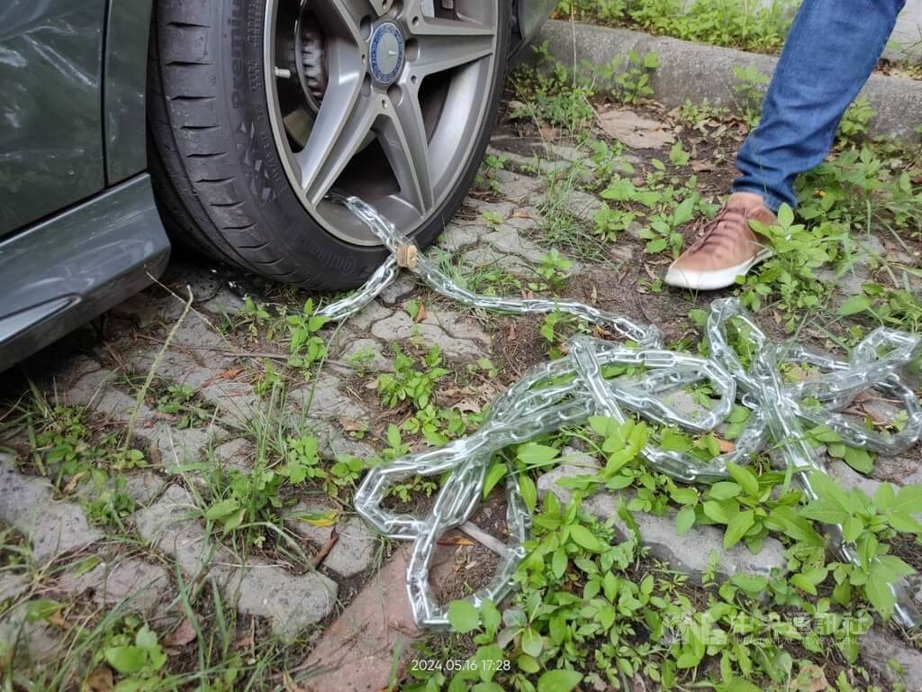 士林地方法院法官停放在法院停車場內的車輛遭不明人士以鐵鍊拴住左後輪，台北市警方獲報後已組成專案小組偵辦。（圖／翻攝照片）