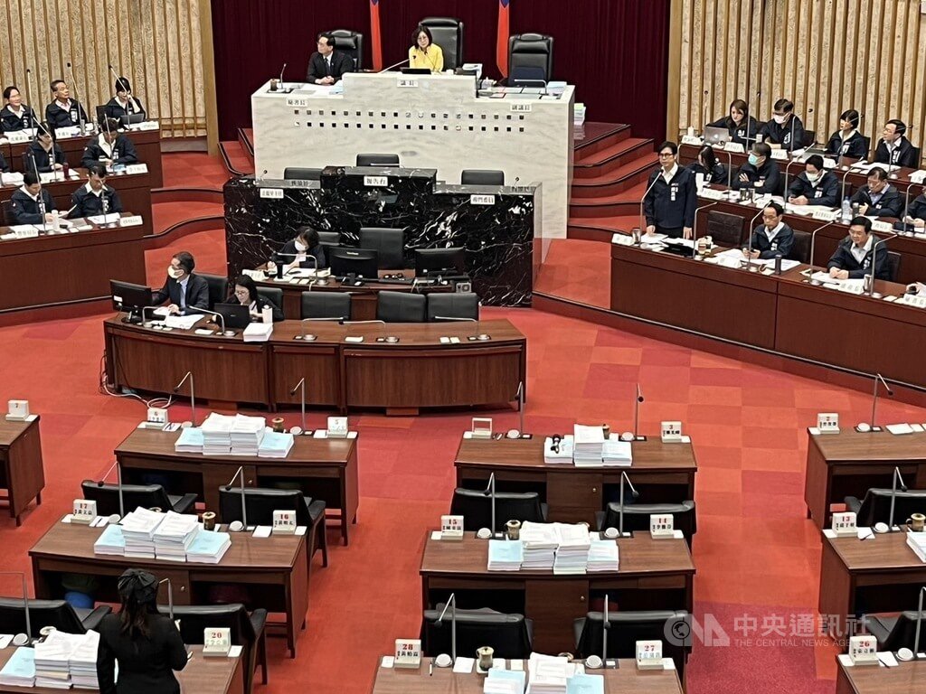 國民黨籍高雄市議員李亞築23日在議會質詢時，質疑警方快速通過台灣基進籍高雄市議員張博洋申請「反濫權」活動路權； ​​​​​​​高雄市長陳其邁（前右3，站立者）答詢表示，尊重民眾集會遊行權利。（圖／中央社）