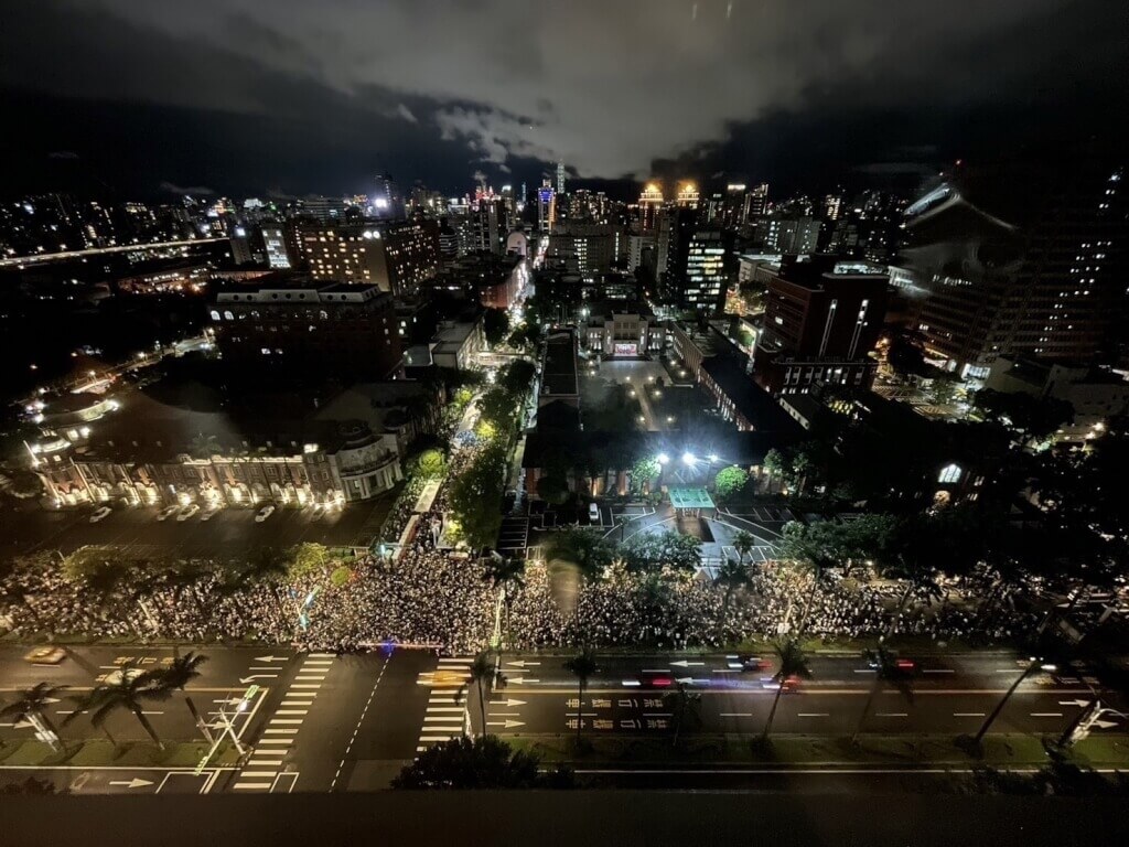 立法院21日續審國會職權行使法修正草案，院外抗議人潮自青島東路、中山南路綿延至濟南路口。（圖／公民攝影守護民主陣線提供）