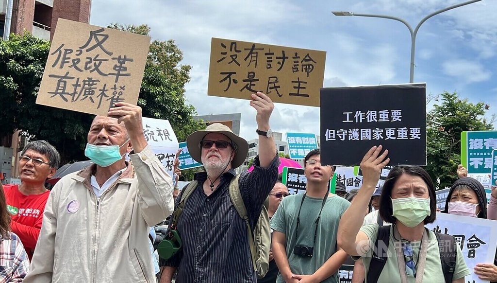 「我藐視國會」全台串聯活動台東場24日上午在台東市南京路集合，台東近百民眾自發性參加，有外籍人士也拿著「沒有討論不是民主」標語響應。（圖／中央社）