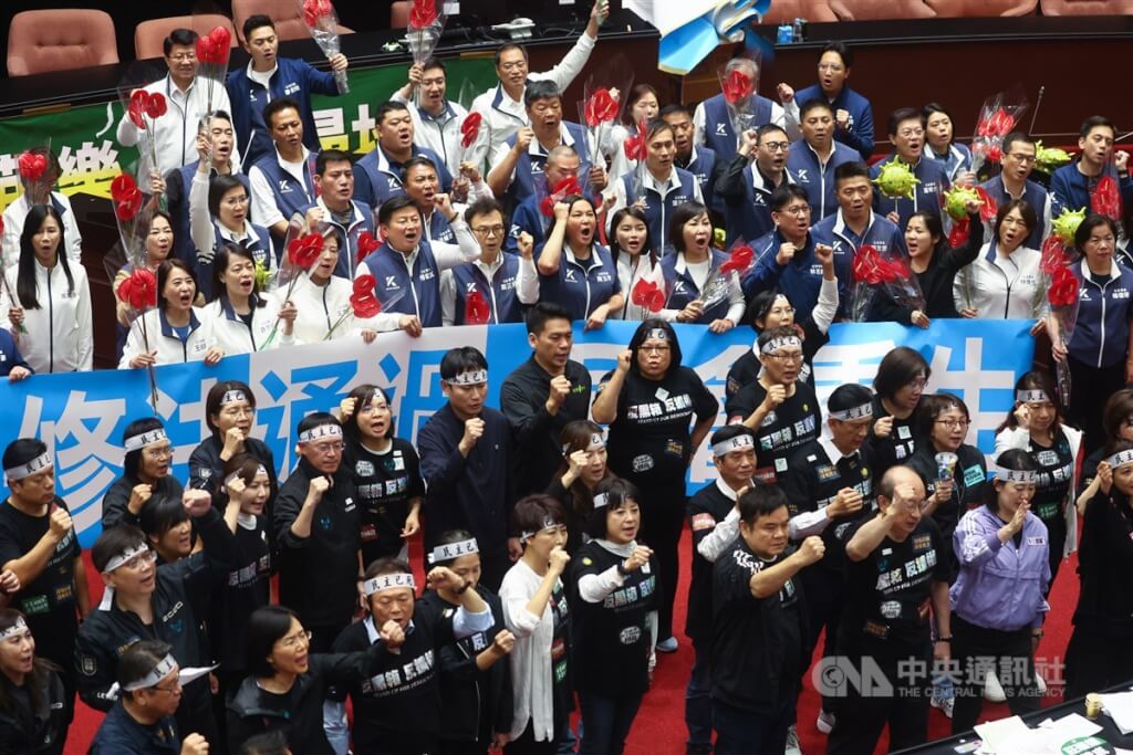 立法院會28日三讀修正通過立法院職權行使法、刑法部分條文等案，審查結束後藍綠立委在議場中各自呼口號表達立場。（圖／中央社）
