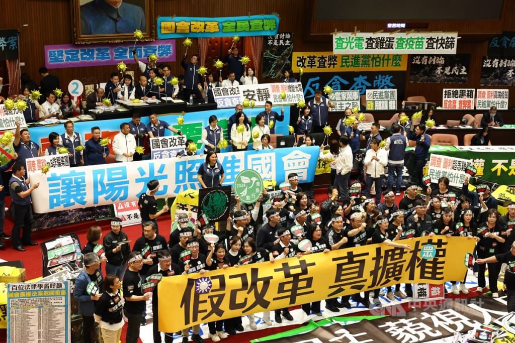立法院會28日續審國會職權修法相關法案，民進黨與國民黨立委在議場內各自舉起布條，表達對修法的立場。（圖／中央社檔案照片）