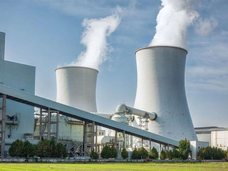 鋼鐵和化工等無法電氣化的高污染產業，製造過程中會排放溫室氣體。（圖取自shutterstock圖庫）