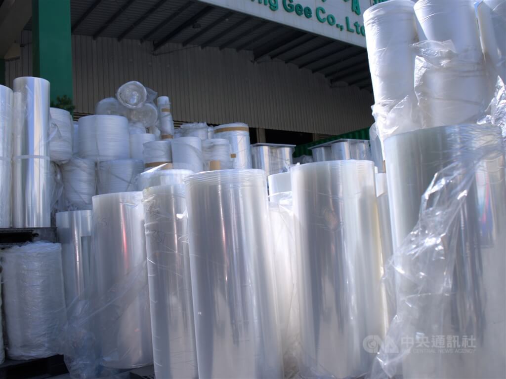 為推動循環經濟，環保署今年將估算廢塑膠容器等廢棄物的再生料減碳效益。圖為工廠回收塑膠膜。（中央社檔案照片）