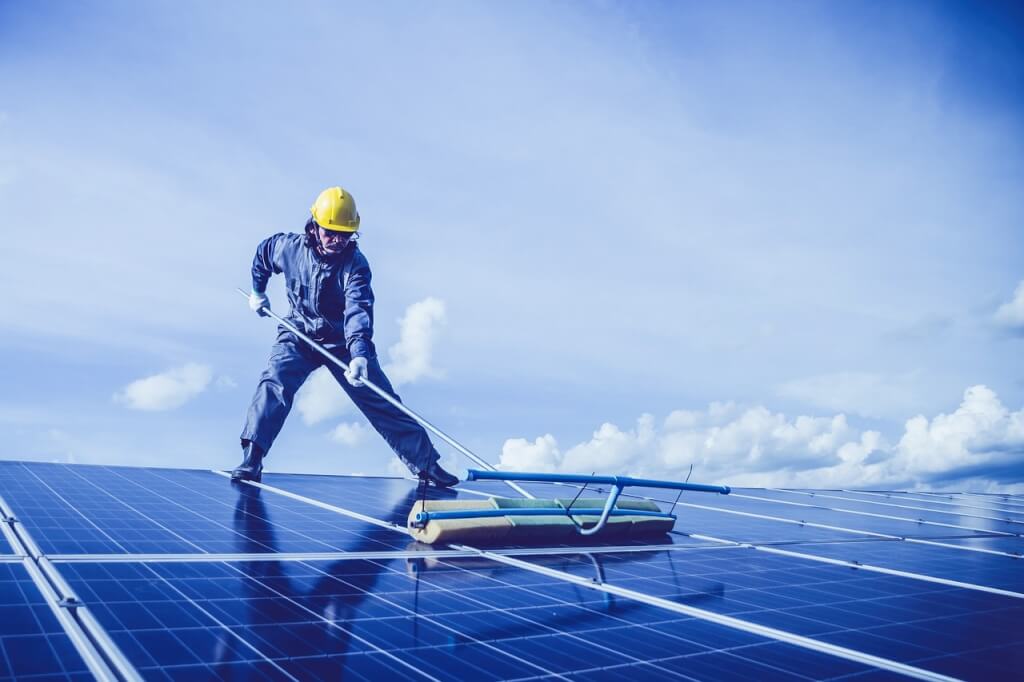 圖為光電工作人員清理太陽能板。（圖取自pixabay圖庫）