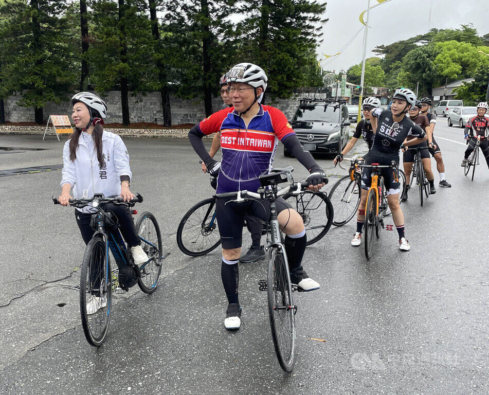 台灣民眾黨主席柯文哲（前右）7日到花蓮展開為期2天的花蓮環騎行程，安排200公里騎乘路線。（圖／中央社）