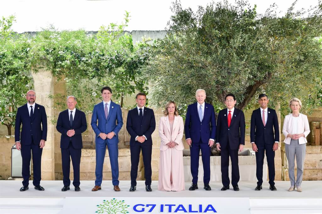 G7領袖正在義大利峰會，除東道主義大利總理梅洛尼（中）氣勢正旺，美、英、法、日、德、加6國領袖都逢挫敗。（圖／取自x.com/G7）