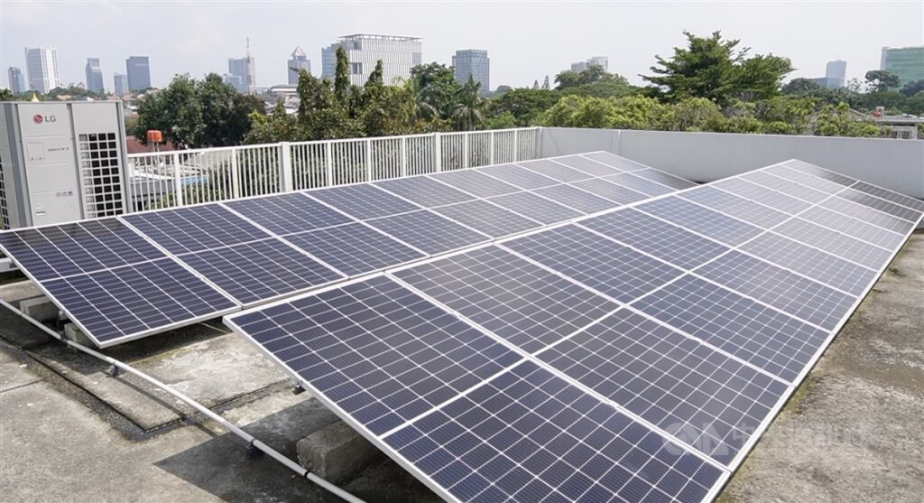 雅加達拉古南8號小學的校舍頂樓鋪設太陽能板，除了供應自用，也賣給印尼國家電力公司（PLN）以減少電費支出。中央社記者李宗憲雅加達攝 113年7月1日
