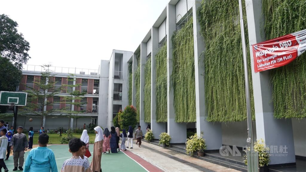 雅加達拉古南8號小學的教學大樓獲得印尼綠建築協會認證，外牆是一大片植栽。中央社記者李宗憲雅加達攝 113年7月1日