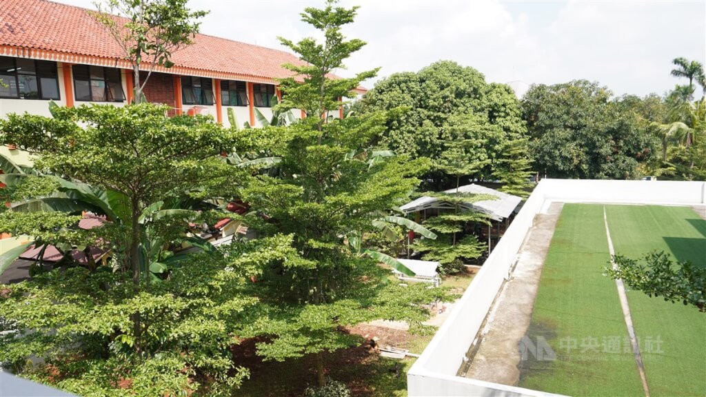 雅加達拉古南8號小學的各棟建築物之間，種植大量遮蔭效果良好的樹木，讓空氣能自然流動，使得整個校園宛如一座小型植物園。中央社記者李宗憲雅加達攝 113年7月1日