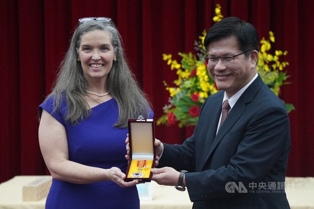 美國在台協會（AIT）台北辦事處長孫曉雅（SANDRA OUDKIRK）（左）即將任滿，外交部長林佳龍（右）2日在外交部頒贈「特種外交獎章」給孫曉雅， ​​​​​​​感謝她任內對台美關係的貢獻。（圖／中央社）