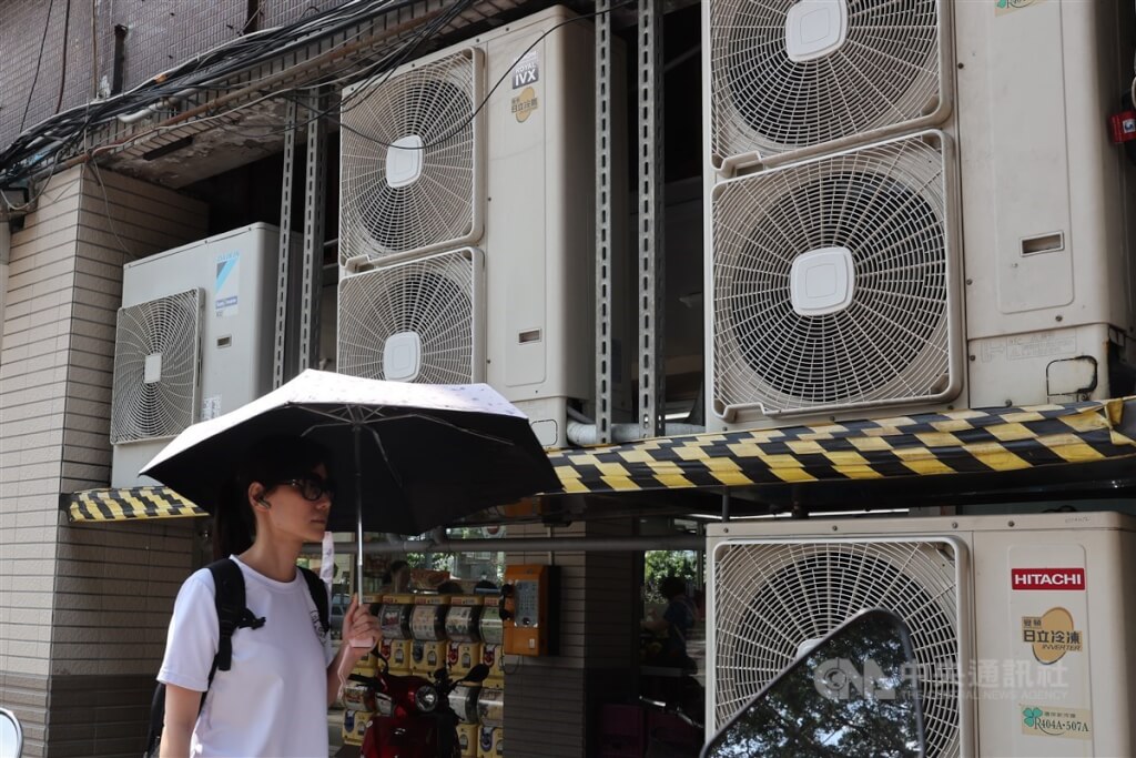 圖為北市北投區連鎖超商外的冷氣室外機。（圖／中央社）