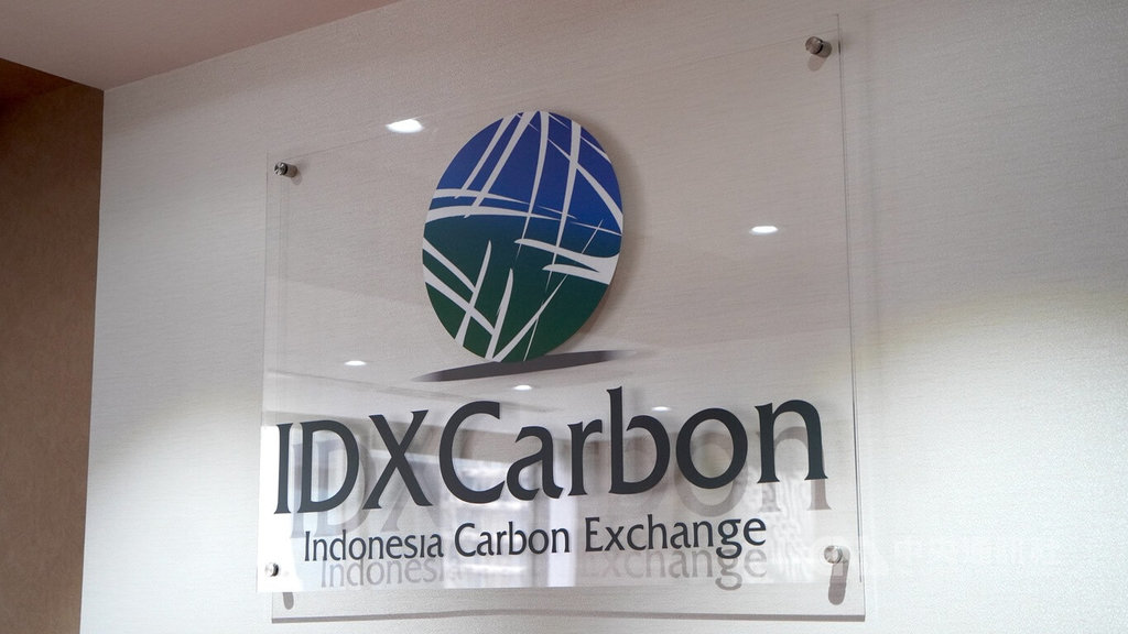 印尼碳權交易所（IDXCarbon）去年9月在總統佐科威見證下風光啟動，並喊出印尼碳交易的潛在價值預估高達3000兆印尼盾（約1940億美元）的響亮口號。圖為碳交所標識。中央社記者李宗憲雅加達攝 113年7月2日