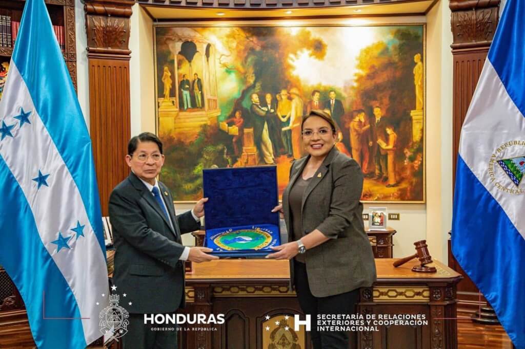 尼加拉瓜外交部長蒙卡達（左）與宏都拉斯總統卡斯楚（右）6月30日進行中美洲統合體臨時主席國交接儀式。（圖／facebook.com/sgsica）