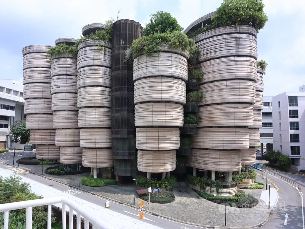 新加坡節能減碳拚淨零排放，圖為南洋理工大學校園內的綠建築。中央社記者黃自強新加坡攝 113年7月5日
