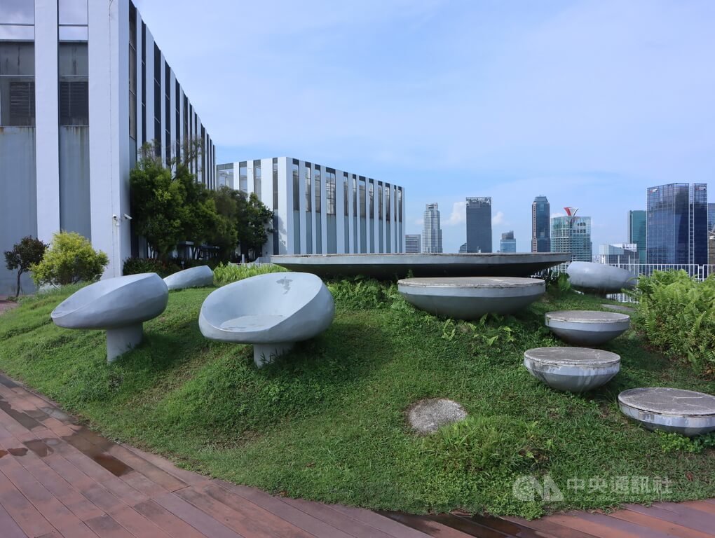 新加坡節能減碳拚淨零排放，圖為位於新加坡市中區的達士嶺組屋的空中花園。中央社記者黃自強新加坡攝 113年7月5日