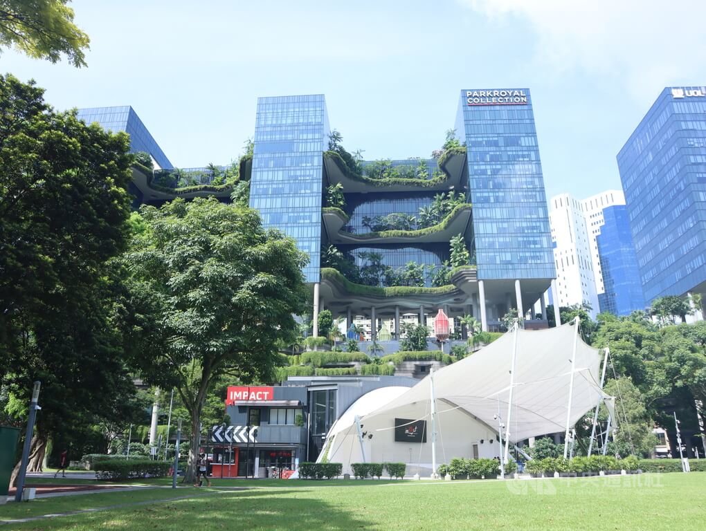 新加坡市中心區Parkroyal on Pickering飯店讓遊客如同置身於大自然，彷彿梯田的建築外觀設計，綠意盎然，讓新加坡人引以為傲。中央社記者黃自強新加坡攝 113年7月5日