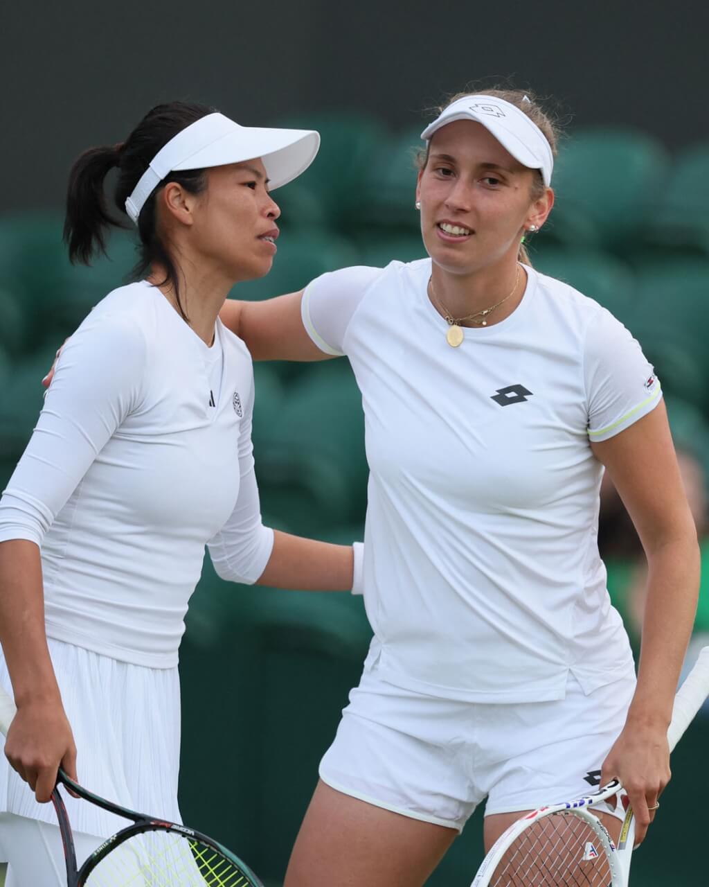 台灣網球好手謝淑薇（左）與比利時搭檔梅丹斯（右）。（圖取自x.com/WTA）