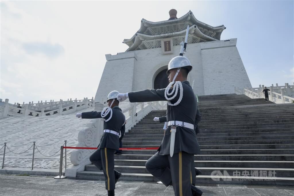 為落實轉型正義，三軍儀隊14日結束歷時44年在銅像大廳禮兵交接，15日上午9時首度於主堂體前民主大道實施巡查及訓練展示。（圖／中央社）