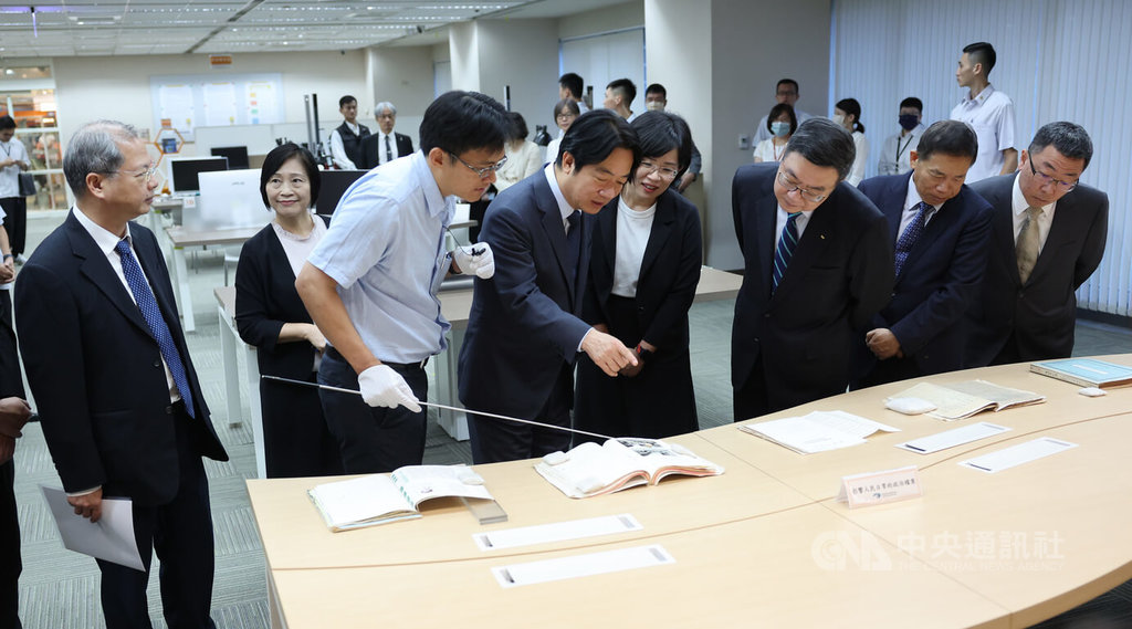 總統賴清德（前右5）15日上午前往國家發展委員會檔案管理局視察，與行政院長卓榮泰（前右3）、國發會主委劉鏡清（前右2）等人一同觀看政治檔案。 ​​​​​​​（圖／中央社）