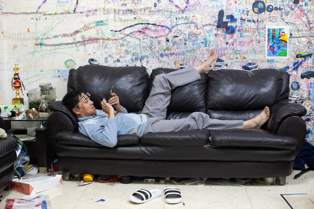 台灣藝術家黃迦入圍第7屆「DIOR新秀攝影獎」，以繪畫、拼貼、錄像、攝影方式呈現的系列作品「Silence Is Speaking」榮獲2024年度首獎。 ​​​​​​​作品跟拍在家中盡情繪畫的兩自閉症兄弟。（圖／黃迦提供）