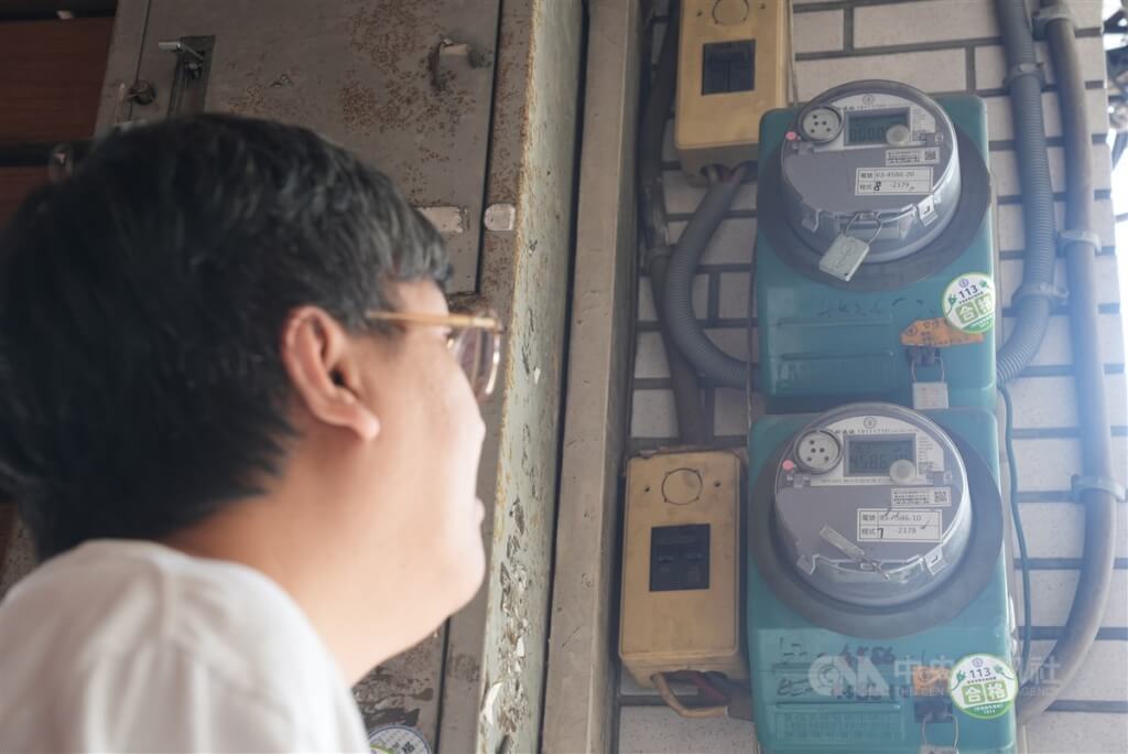 租屋電費新制15日上路，內政部14日指出，新簽訂的住宅租賃契約將全面適用新制規定，已簽訂的舊約則不會溯及適用，但若經租賃雙方同意，可重新約定適用新制， ​​​​​​​房東若違規超收電費最高可處新台幣50萬元罰鍰。（圖／中央社）