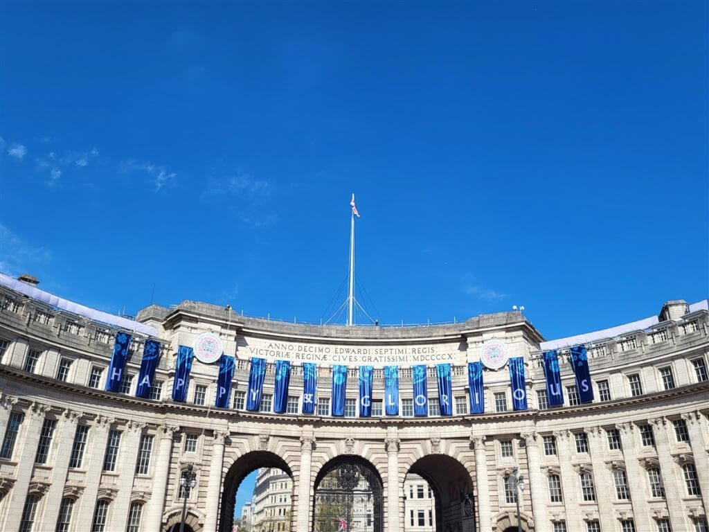 圖為白金漢宮前林蔭大道盡頭的海軍拱門（Admiralty Arch），上頭拼字裝飾取自英國國歌「天佑吾王」歌詞「孚民望，心歡暢」（Happy and glorious）。（中央社檔案照片）