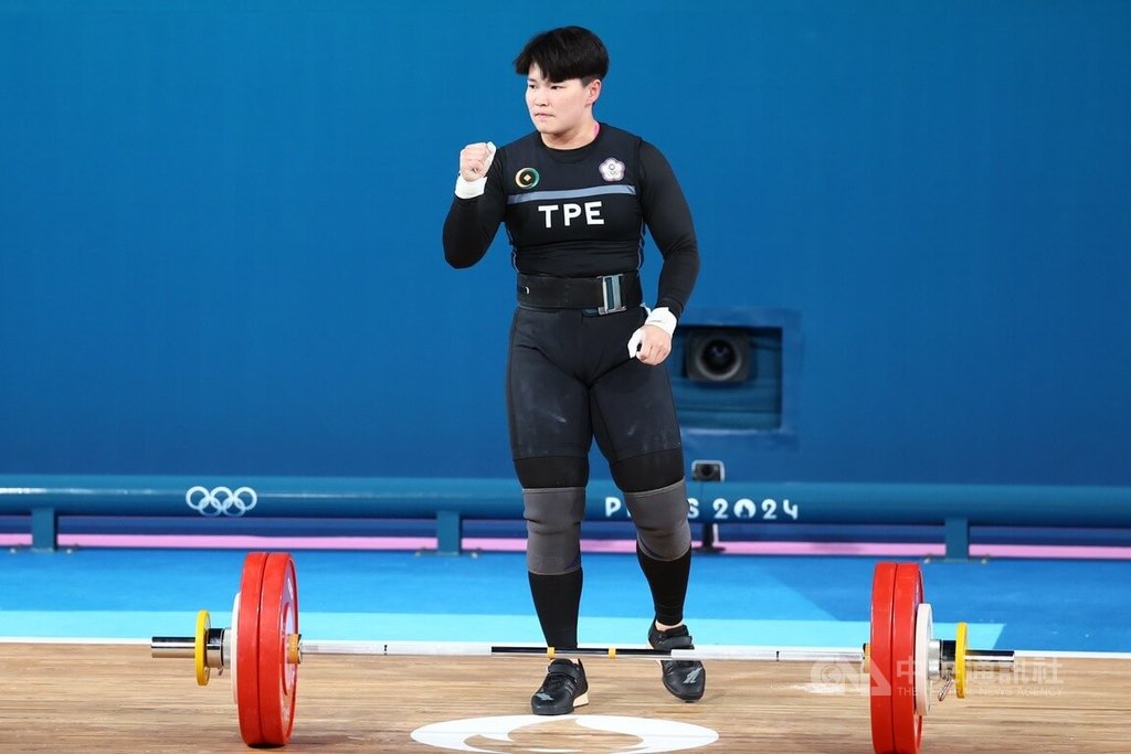 上屆東京奧運舉重64公斤級銅牌女將陳玟卉（圖）在法國時間9日出戰2024巴黎奧運71公斤級賽事，挺舉第一把挑戰133公斤成功，她在場中振臂為自己打氣。（圖／中央社）