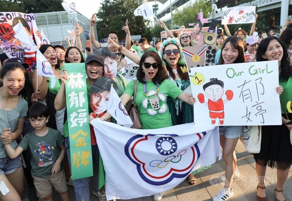台灣女子拳擊好手林郁婷此次巴黎奧運被捲入性別爭議風波，2天內有近200人聚集場邊為「台灣女拳王」加油。（圖／中央社）