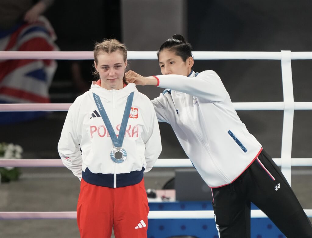 林郁婷（右）幫波蘭選手瑟瑞梅塔（左）整理衣領。（圖／中華奧會提供）