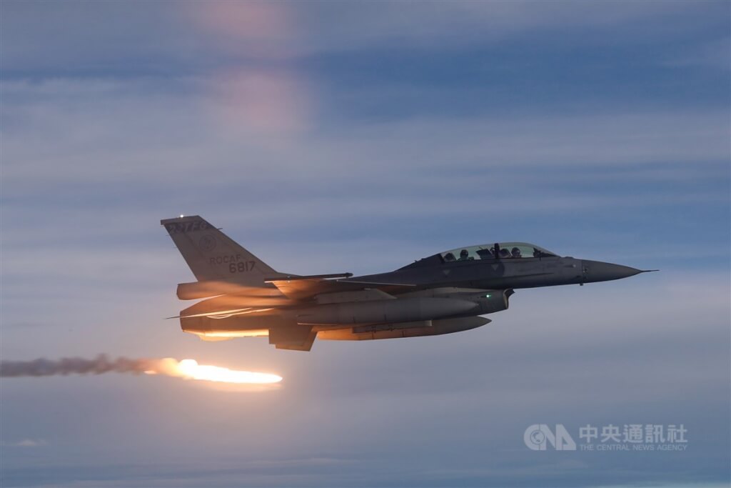 空軍3架F-16戰機在總統賴清德指示下，今晨5時17分在台灣西南上空待命，施放熱焰彈歡迎台灣奧運英雄凱旋。（中央社）