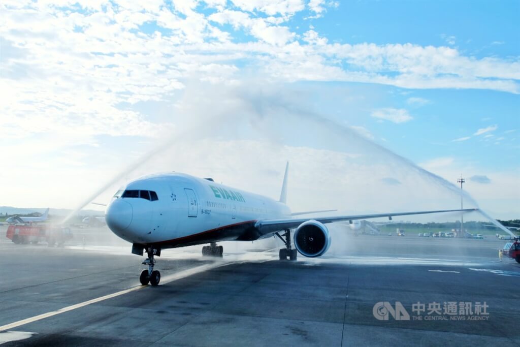 桃園國際機場以「水門禮」迎接台灣代表團選手回國。（圖／中央社）