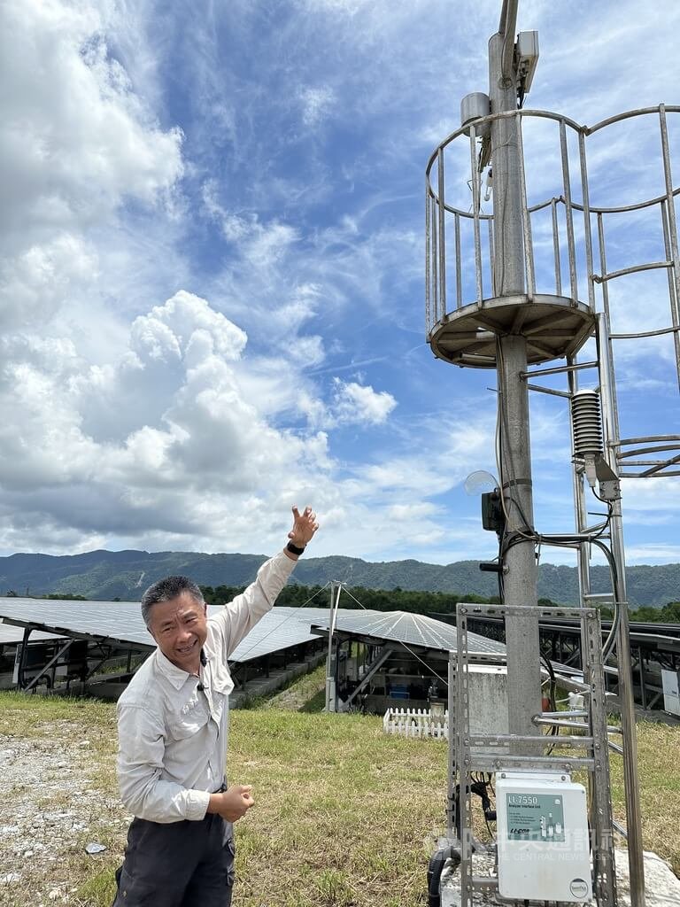 星耀能源旗下生豐環境綠能園區作為環境教育示範場域，由東華大學建置台灣首座通量塔，生態及永續科學跨領域研究中心主任張世杰表示，當一座森林變成太陽光電場，對碳收支、水分收支及能量收支等的影響，是專家學者及社會大眾都很好奇的。中央社記者李先鳳攝 113年8月13日