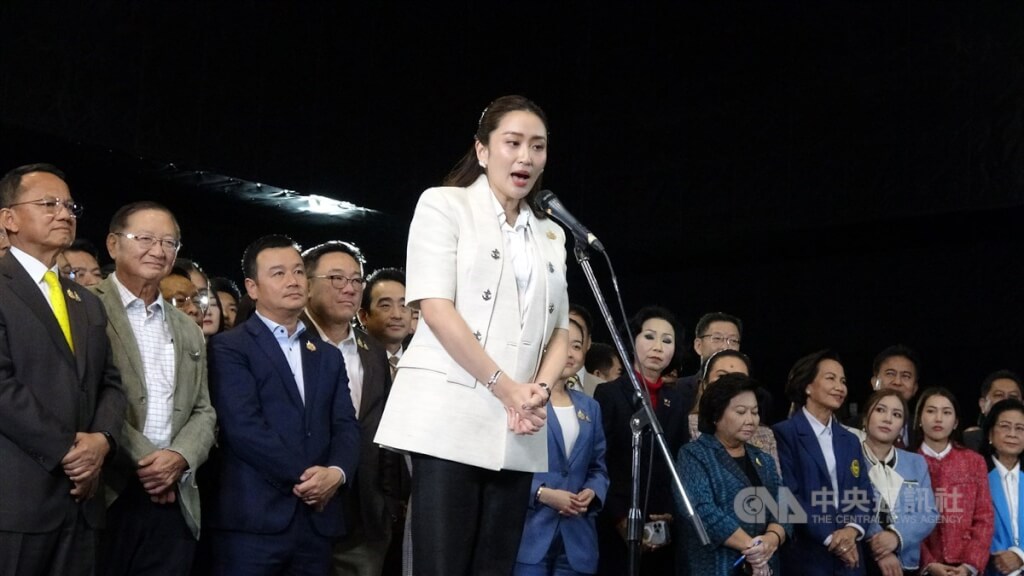 前總理戴克辛的么女貝東塔16日當選成為泰國第31任總理，她在結果出爐後在為泰黨議員陪伴下，於為泰黨總部舉行記者會。（圖／中央社）