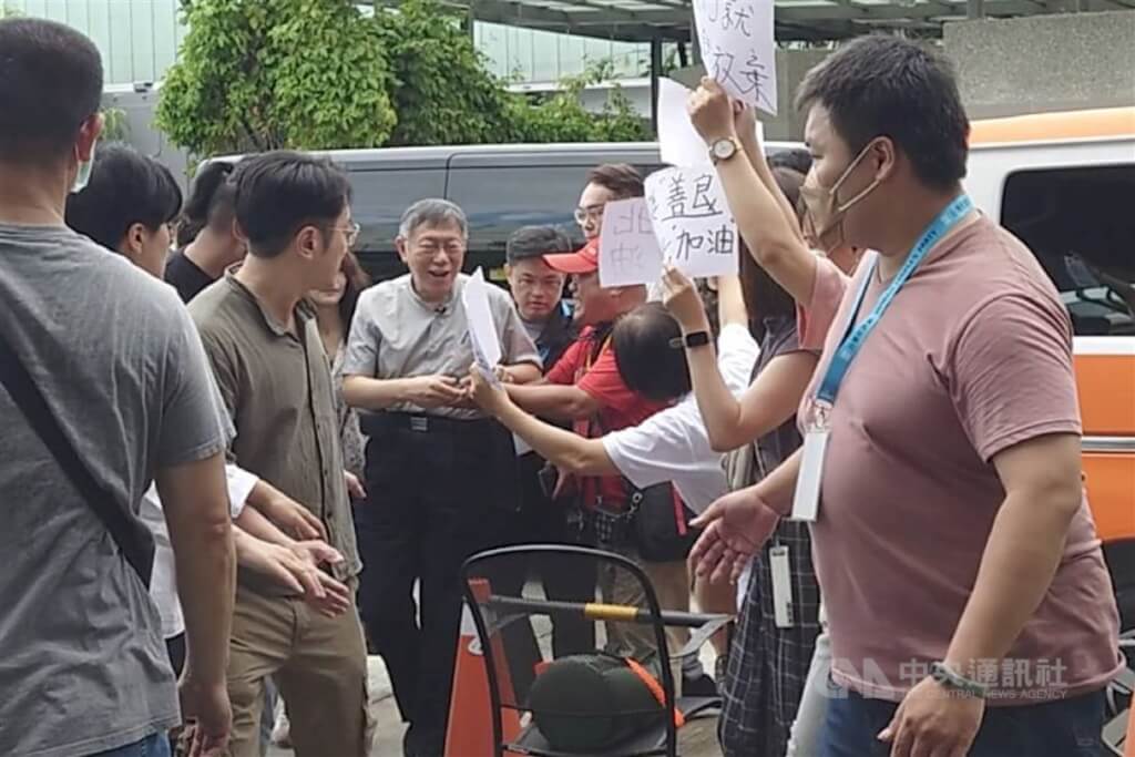 台灣民眾黨創新創業委員會18日在台南舉辦青年創業論壇，民眾黨主席柯文哲（後中）抵達時向在場支持者打招呼。（圖／中央社）