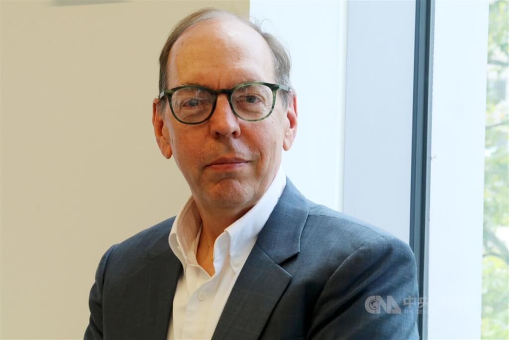 美國賓州大學教授戴傑接受中央社專訪，從國際法分析中國將聯合國大會2758號決議與一中原則掛鉤的意圖與台灣反制之道。（圖／中央社）