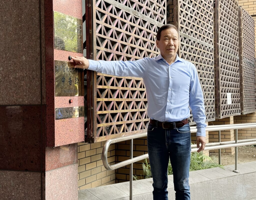 國民黨台北市議員鍾小平（圖）19日上午至台北地檢署，按鈴告發柯文哲競選總部總幹事黃珊珊涉嫌違法申報尼奧、時樂公司新台幣916萬元， ​​​​​​​並與求真民調公司做假民調，涉嫌違反選罷法意圖使參選總統的新北市長侯友宜不當選。（圖／中央社）