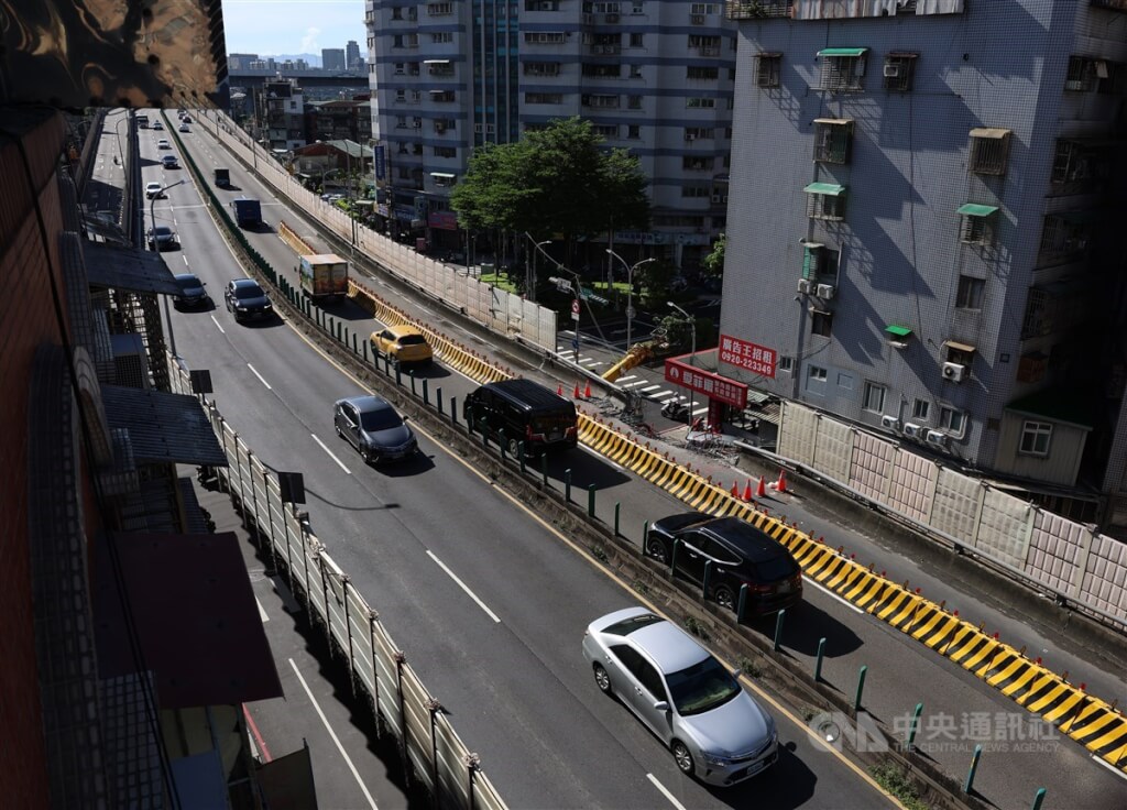 新北市三重區台1線中山高架道路往忠孝橋方向，20日清晨發生聯結車載送鋼梁翻覆事故，經專業人員及技師初步評估，外側車道部分橋面板及護欄損壞， ​​​​​​​橋梁主體結構沒有受損，初估整體修復時間約需2個月。圖為21日上午往台北市區方向通勤車潮。（圖／中央社）