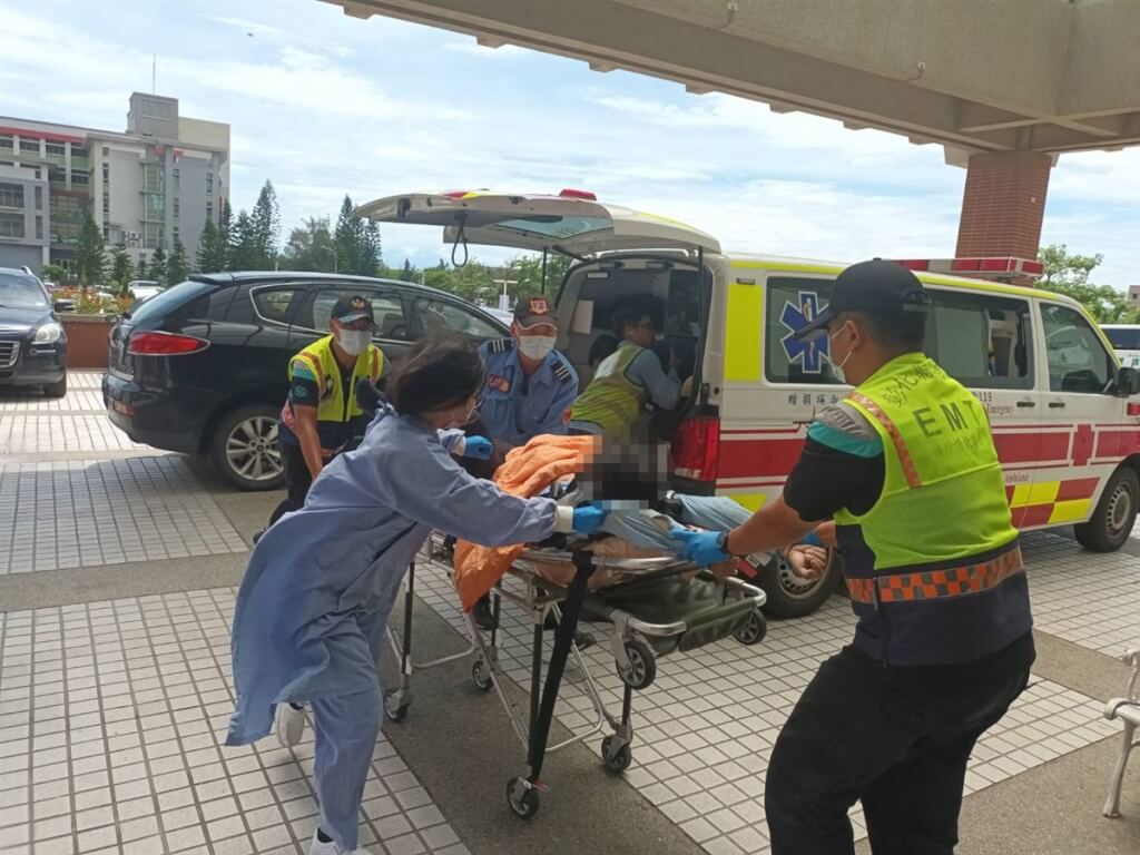 彰濱工業區鹿港區1處離岸風電工地20日上午發生工安意外，工地內二氧化碳鋼瓶氣體外洩，部分工人送往彰濱秀傳醫院治療。（圖／彰濱秀傳醫院提供）