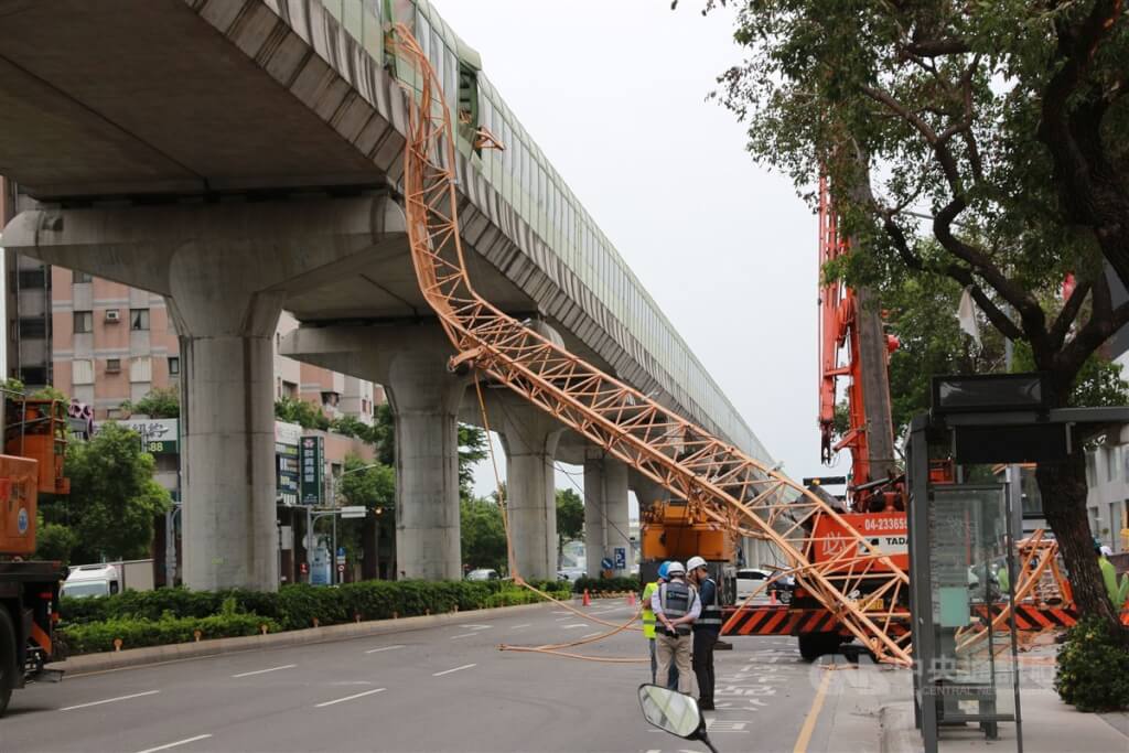 台中市南屯區文心南五路與文心路口一處建案，去年5月10日中午發生吊車吊臂倒塌意外，吊車吊臂砸破台中捷運的隔音牆，刺穿車廂造成死傷。（圖／中央社）