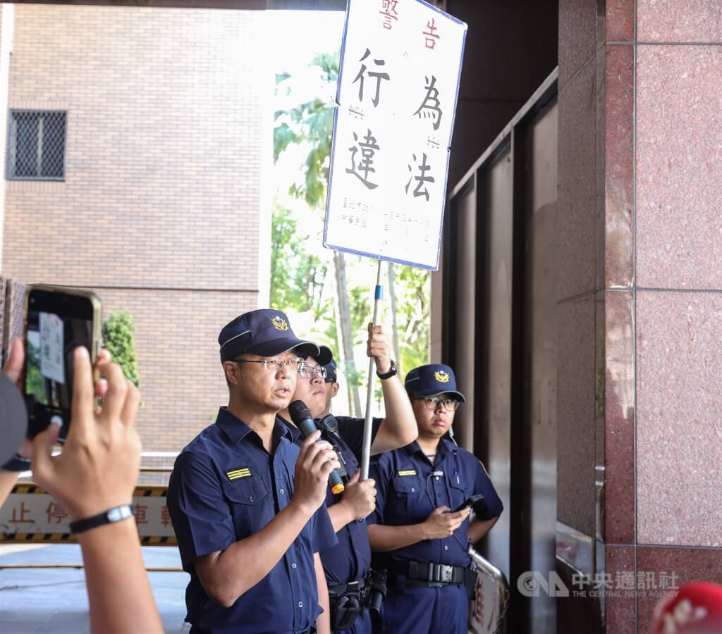 檢廉偵辦京華城案，前台北市長柯文哲遭聲押禁見。聲援柯文哲的支持者在北檢外集結、喊口號，警方1日上午10時5分第1次舉牌警告，表示已違反集會遊行法， ​​​​​​​要求民眾離開。（圖／中央社）