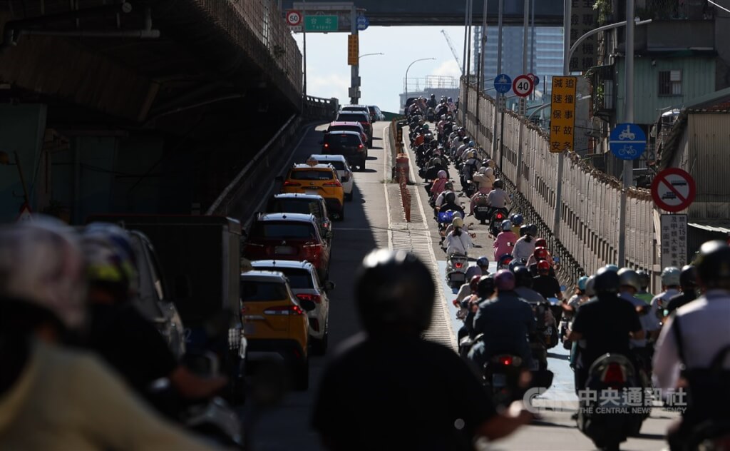 新北市三重區台1線中山高架道路往忠孝橋方向，8月20日清晨發生聯結車載送鋼梁翻覆事故。圖為事故隔日上午前往台北市區通勤車潮。（圖／中央社）