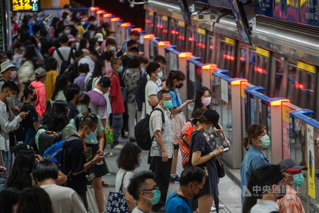 圖為台北捷運人潮（圖／中央社）