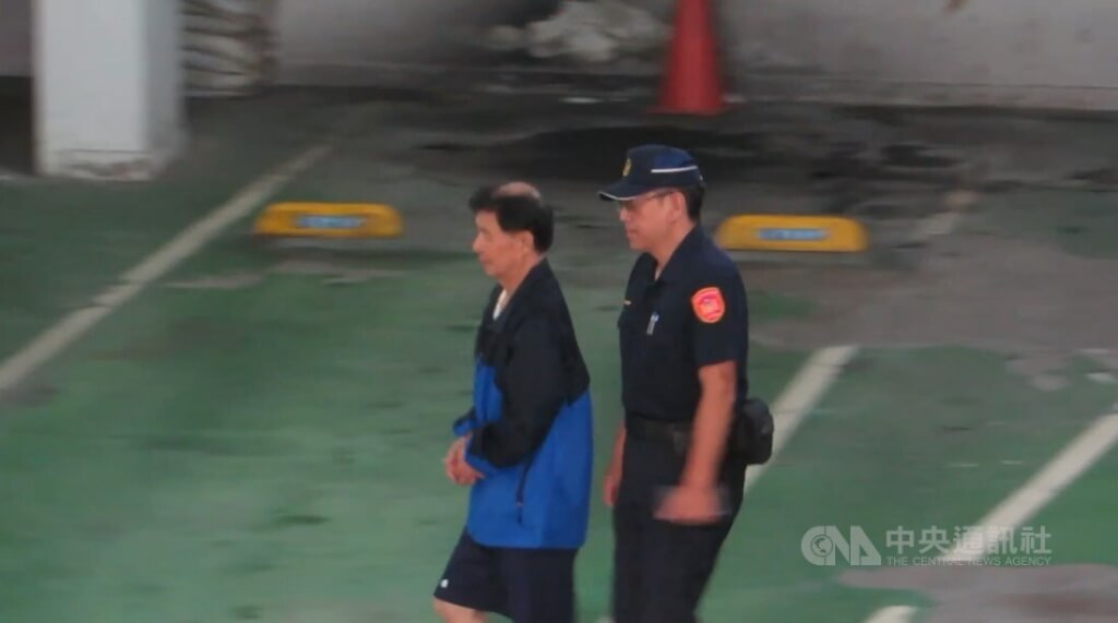 北檢偵辦京華城案，為釐清被告供詞，檢察官10日上午提訊在押的前台北市副市長彭振聲（左）。彭振聲上午被囚車載到北檢應訊。（圖／中央社）