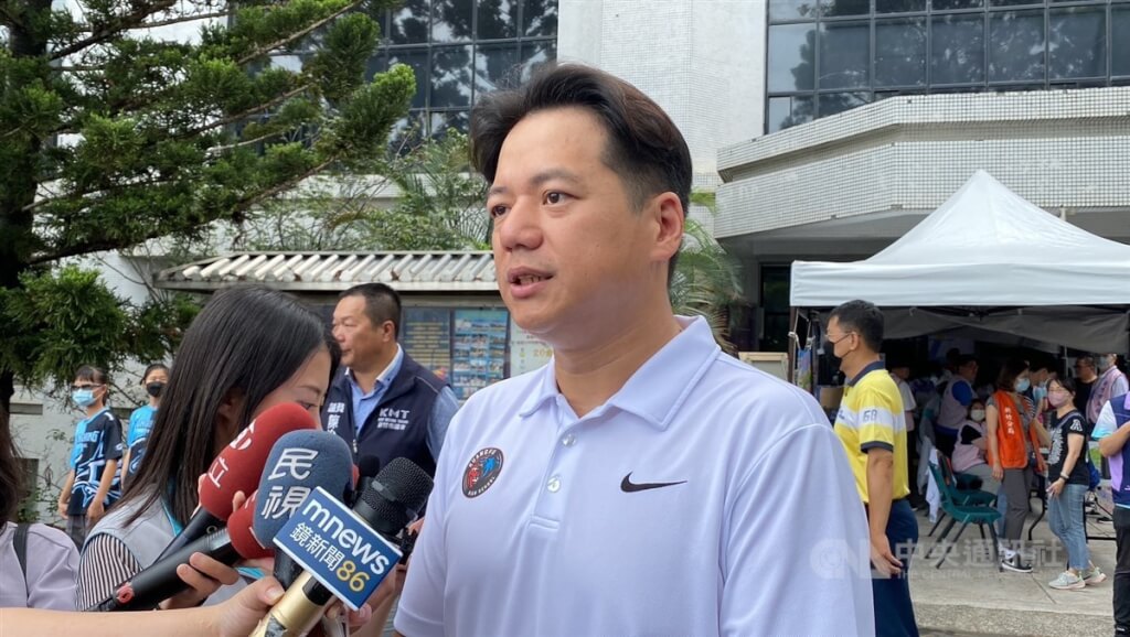 新竹市代理市長邱臣遠（前中）。（圖／中央社）