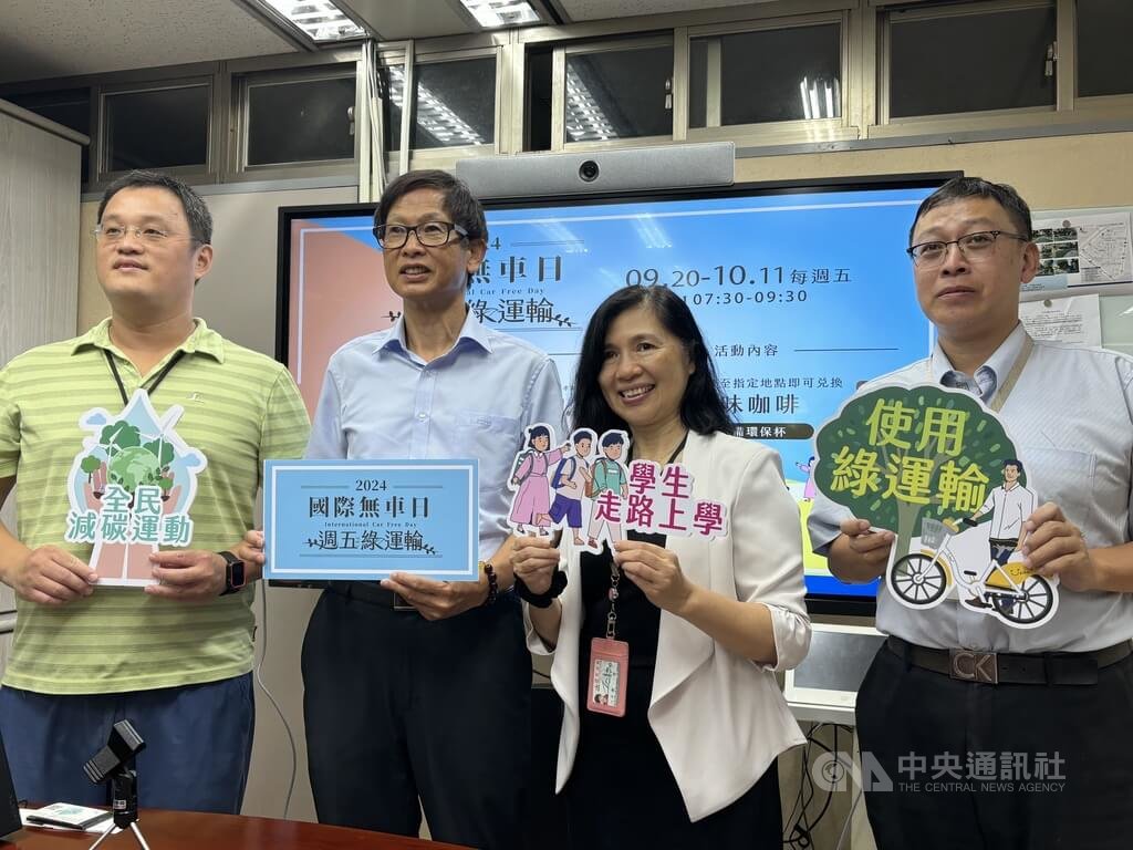 台北市交通局12日宣布國際無車日活動開跑，綜合規劃科長黃皇嘉（左）表示，民眾20日起至10月11日，每週五上午騎自行車到指定地點，可持環保杯領取免費咖啡。中央社記者陳昱婷攝  113年9月12日