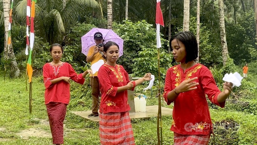 福華智能赴印尼開發碳權並捐贈淨水系統，當地居民以傳統舞蹈和歌曲表達對台灣的感謝。中央社記者李宗憲摩鹿加攝 113年9月15日