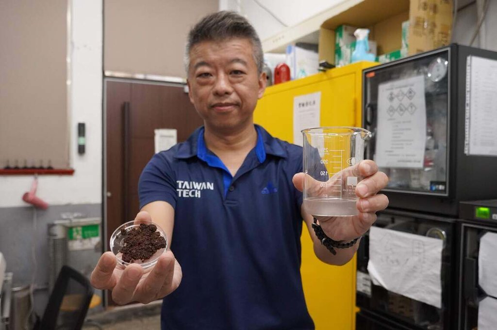 台灣科技大學機械工程系特聘教授郭俞麟（圖）帶領團隊，用咖啡渣提煉出含有豐富綠原酸及咖啡因的純露，可作為保養品原料，萃取後的咖啡渣再交由廠商製成低碳製程木炭。（台科大提供）中央社記者許秩維傳真  113年9月16日